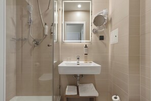 Modern Single Room | 욕실 | 무료 세면용품, 헤어드라이어, 타월, 비누