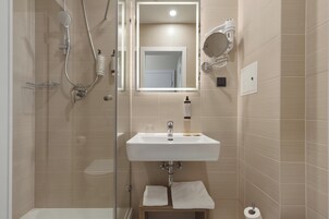 Modern Single Room | Bathroom | Free toiletries, hair dryer, towels, soap