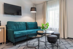 Modern Deluxe Room | Zona de estar | Una televisión de pantalla plana