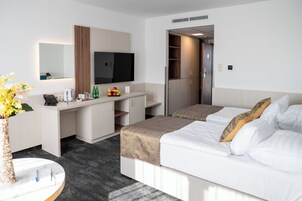 Habitación Deluxe doble | Minibar, caja fuerte, cortinas opacas y tabla de planchar con plancha