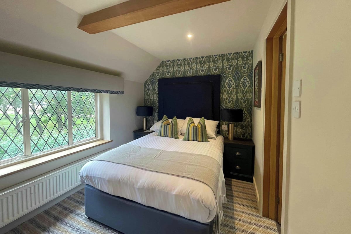 Habitación doble Confort | Ropa de cama hipoalergénica y espacio para trabajar con laptop