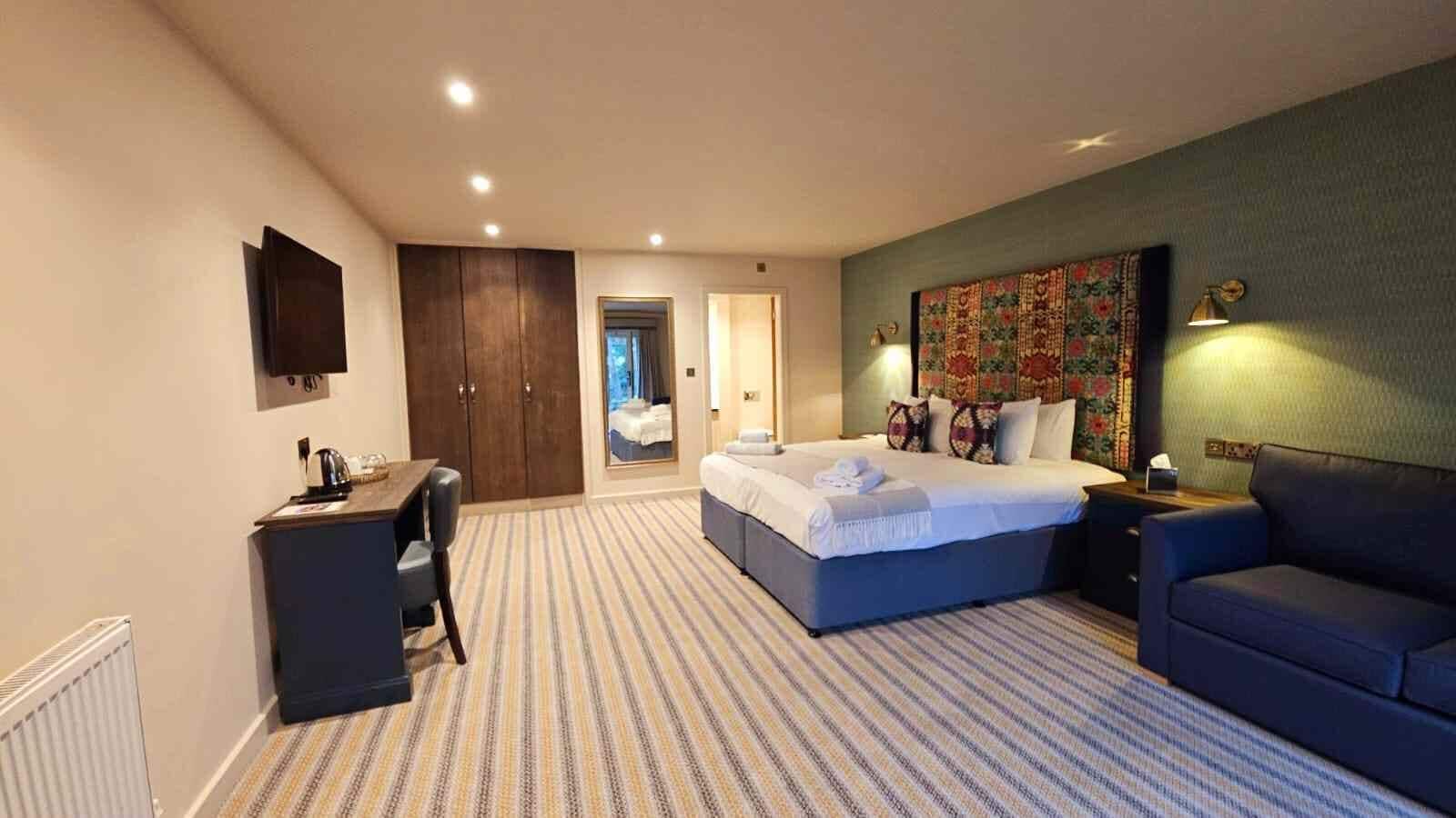 Familierom | Allergitestet sengetøy, skrivebord for bærbar PC og strykejern/-brett