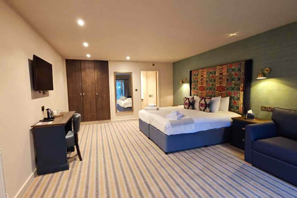 Familierom | Allergitestet sengetøy, skrivebord for bærbar PC og strykejern/-brett