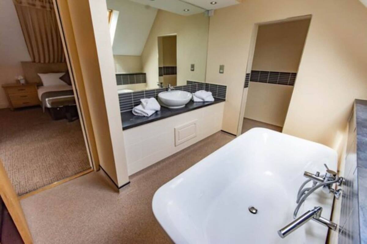 Separate tub and shower, free toiletries, hair dryer, towels