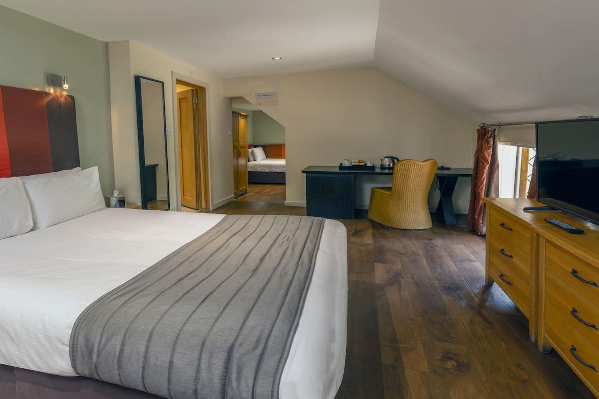 Hypo-allergenic bedding, desk, iron/ironing board, free WiFi