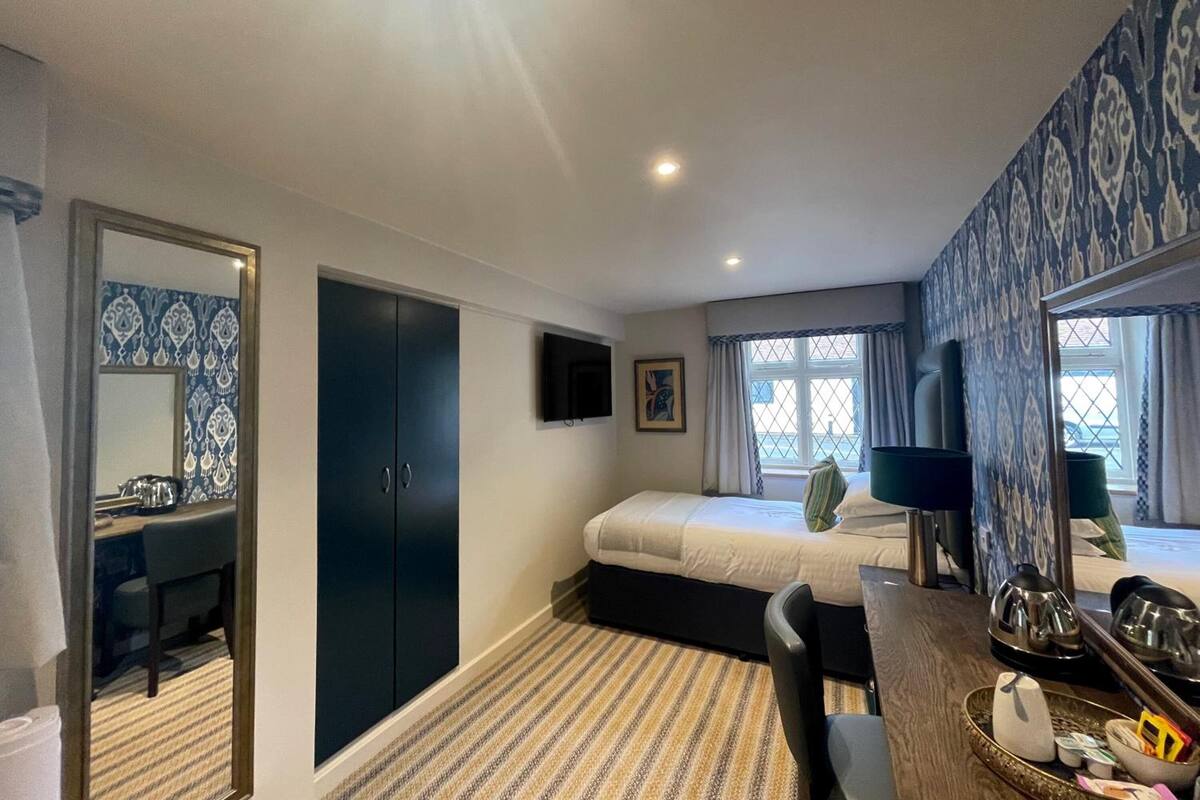 Standard Single Room | Hypo-allergenic bedding, desk, laptop workspace, iron/ironing board