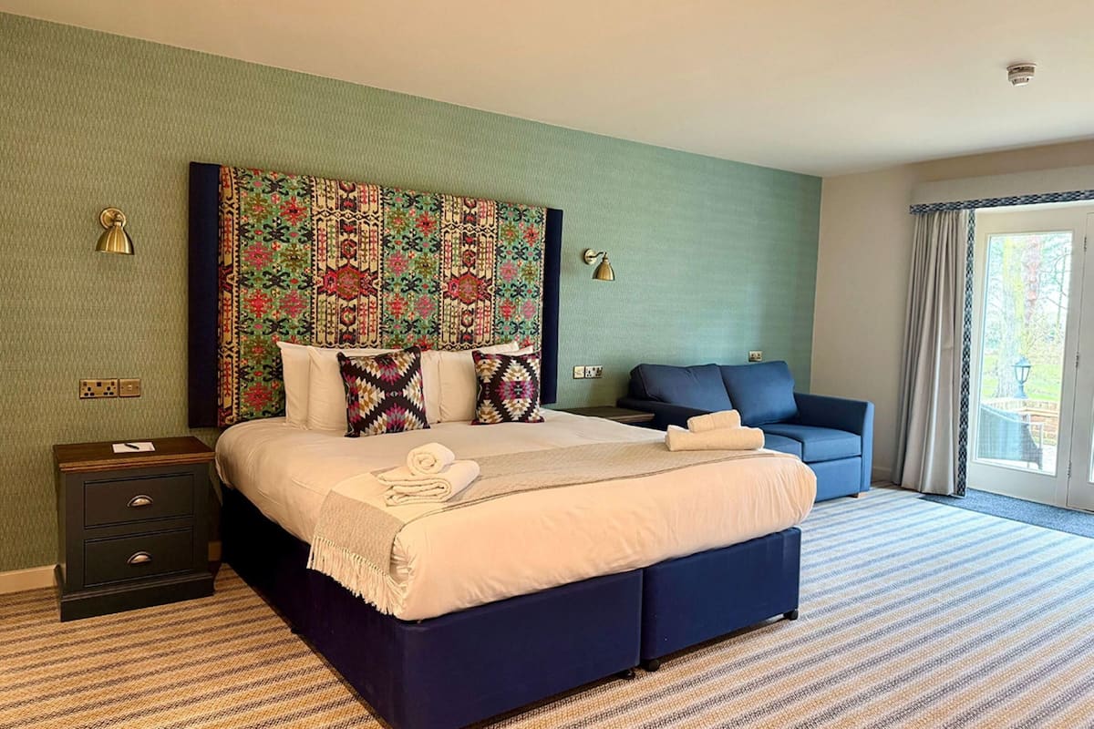 Hypo-allergenic bedding, desk, iron/ironing board, free WiFi