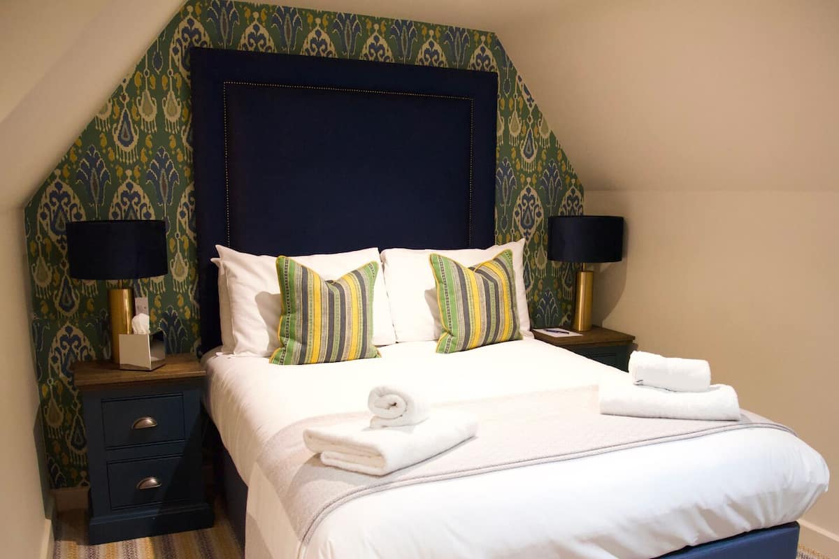 Dobbeltrom – comfort | Allergitestet sengetøy, skrivebord for bærbar PC og strykejern/-brett