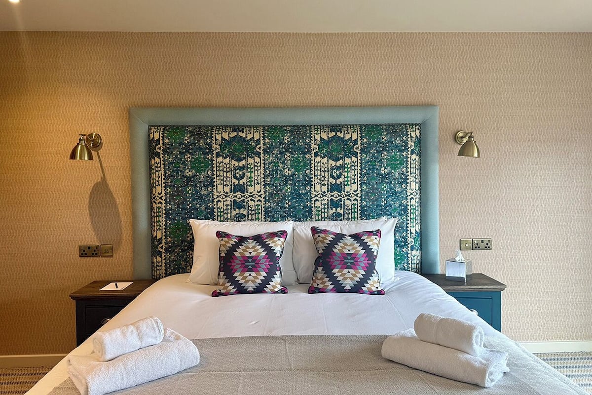 Habitación estándar con 2 camas individuales | Ropa de cama hipoalergénica y espacio para trabajar con laptop