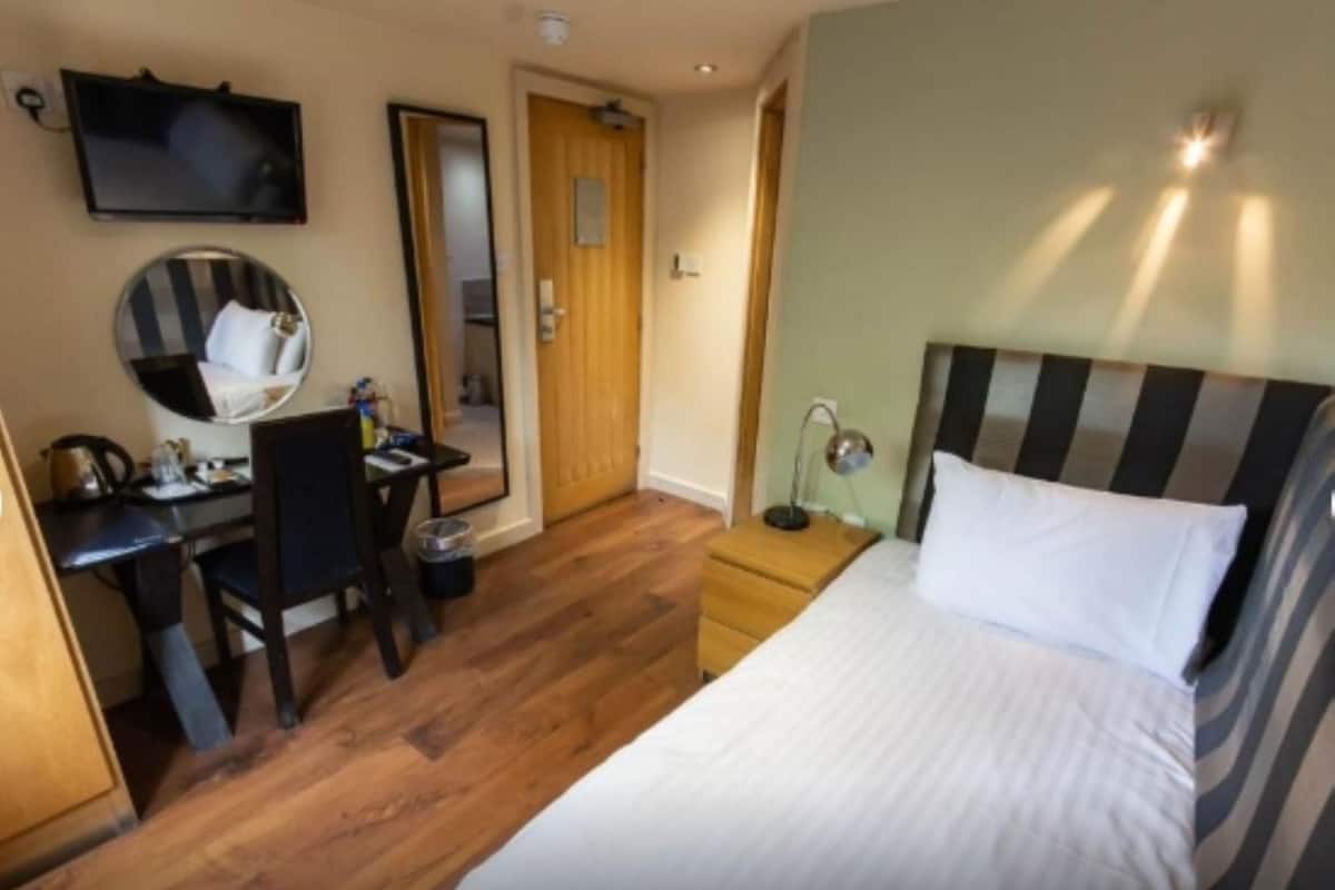 Hypo-allergenic bedding, desk, iron/ironing board, free WiFi