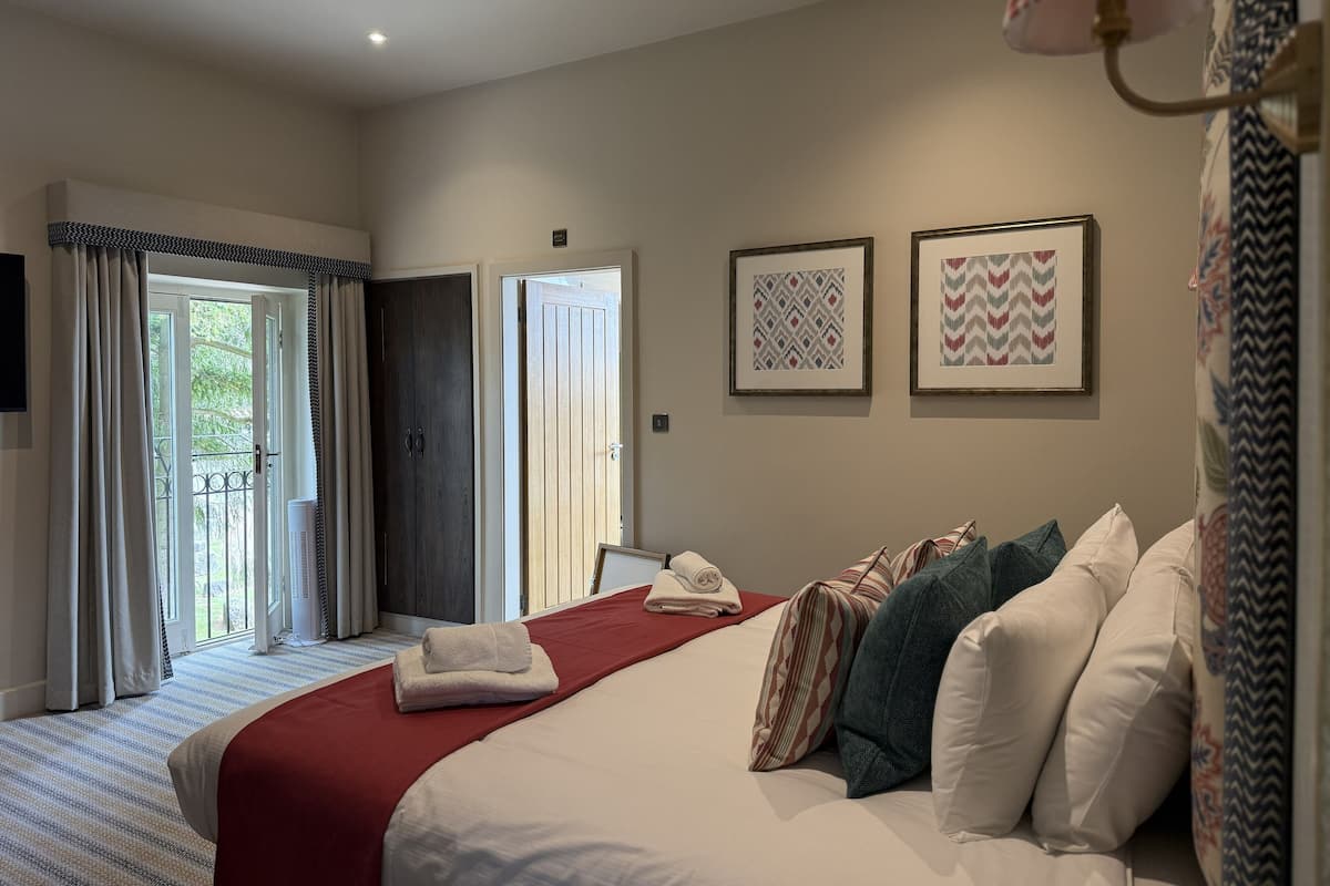 Suite estudio | Ropa de cama hipoalergénica y espacio para trabajar con laptop