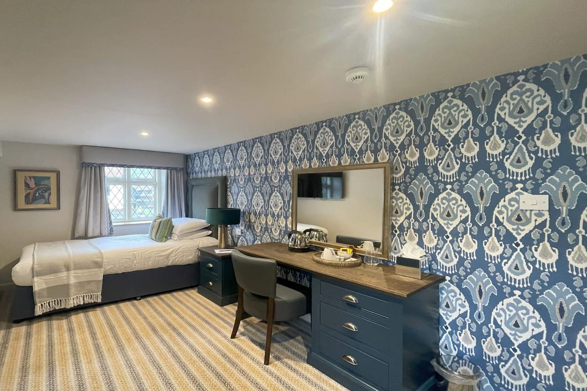Hypo-allergenic bedding, desk, iron/ironing board, free WiFi