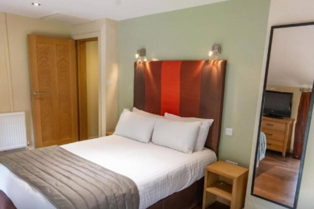 Hypo-allergenic bedding, desk, iron/ironing board, free WiFi