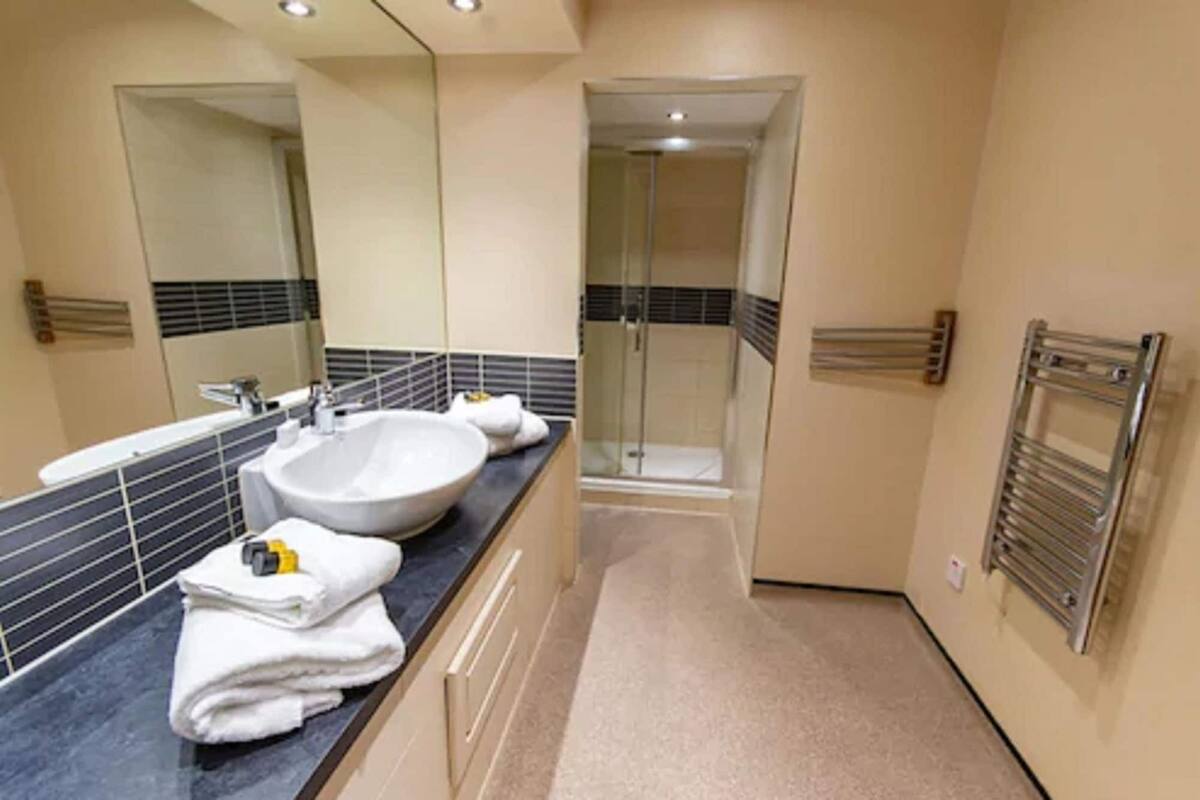 Separate tub and shower, free toiletries, hair dryer, towels
