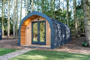 Standard Cabin | Hypo-allergenic bedding, laptop workspace, iron/ironing board, free WiFi - The Great Hallingbury Manor (Bishop's Stortford)