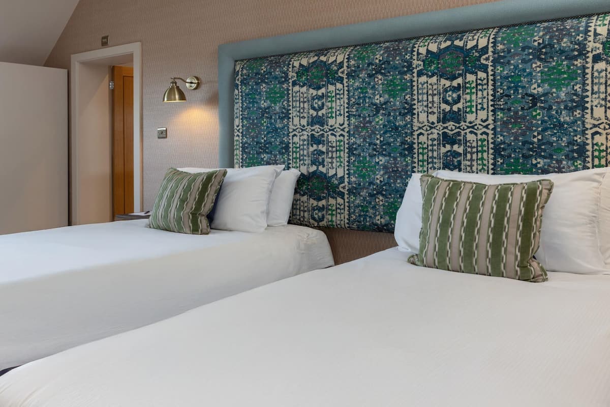 Hypo-allergenic bedding, desk, iron/ironing board, free WiFi