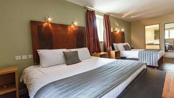 Ropa de cama hipoalergénica y espacio para trabajar con laptop