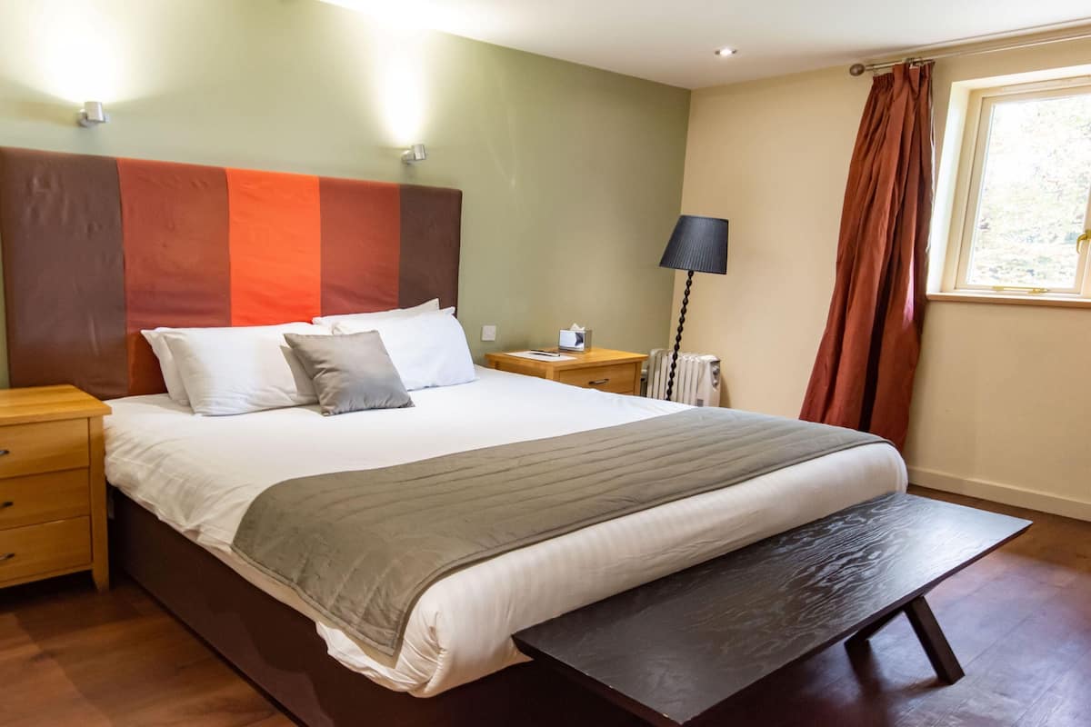 Hypo-allergenic bedding, desk, iron/ironing board, free WiFi