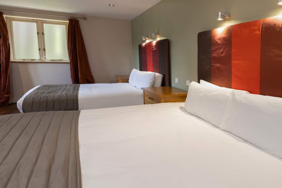 Hypo-allergenic bedding, desk, iron/ironing board, free WiFi