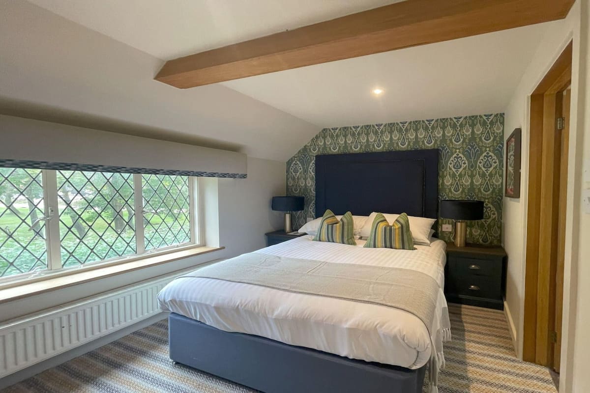 Hypo-allergenic bedding, desk, iron/ironing board, free WiFi