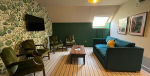 Suite monolocale | Area soggiorno | TV a schermo piatto 43 pollici con canali digitali, TV