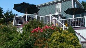 A two-story house with a balcony and a covered porch area. - Surfside Inn (Queensland)
