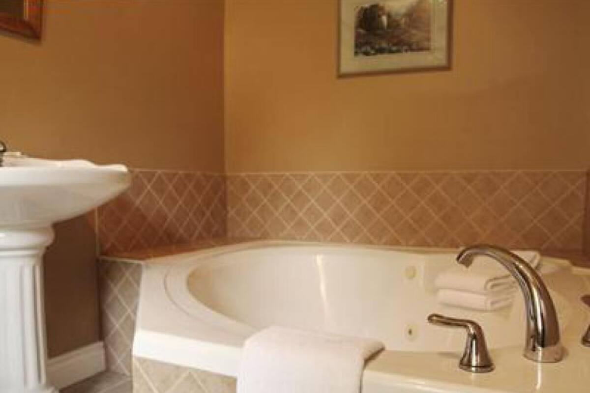 Superior Double Room, Ensuite (Double Whirlpool-Hideaway) | Premium bedding, Select Comfort beds, iron/ironing board, free WiFi