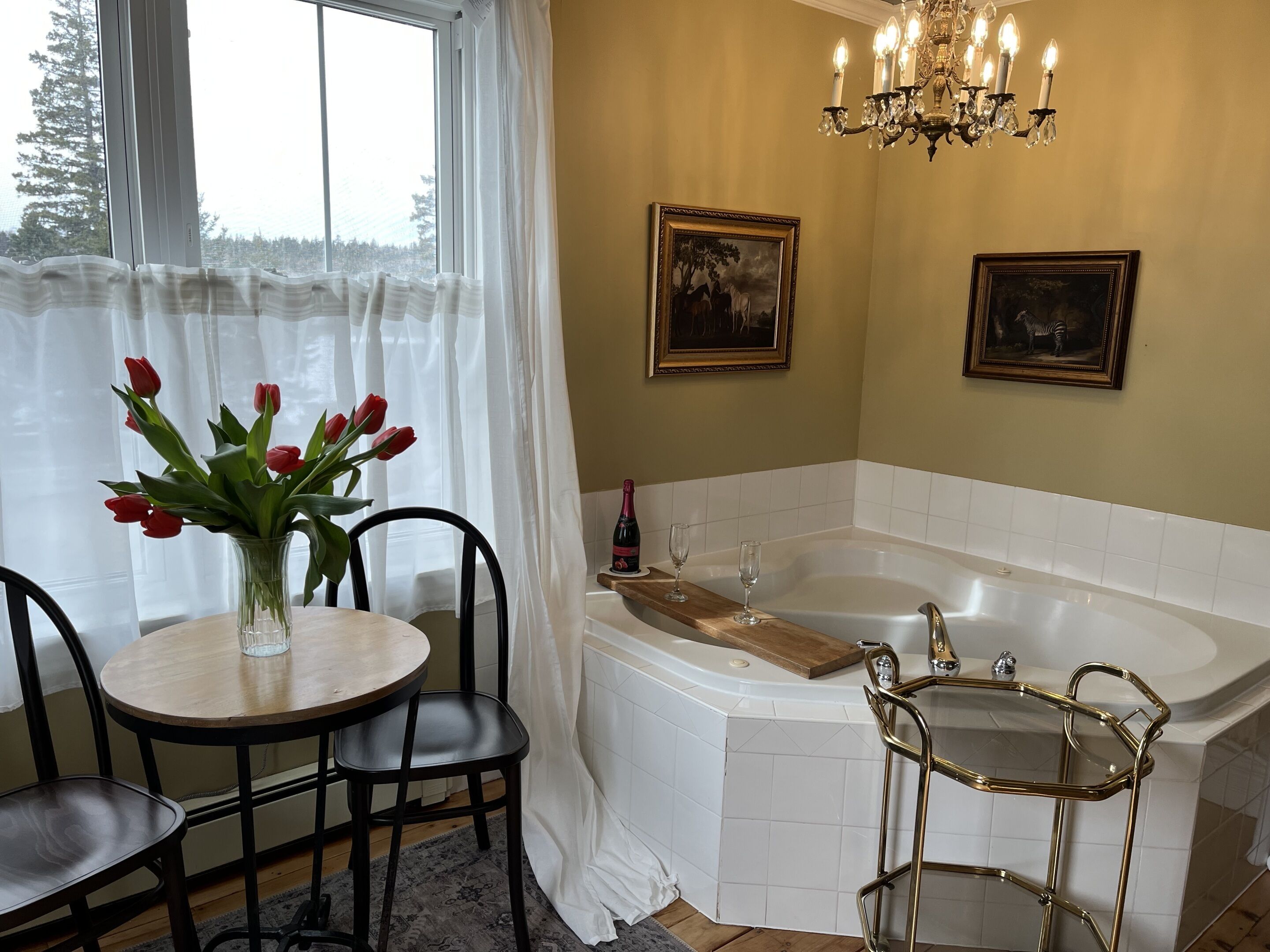 Habitación triple superior, baño en la habitación (Surfside Retreat) | Tina de hidromasaje interior