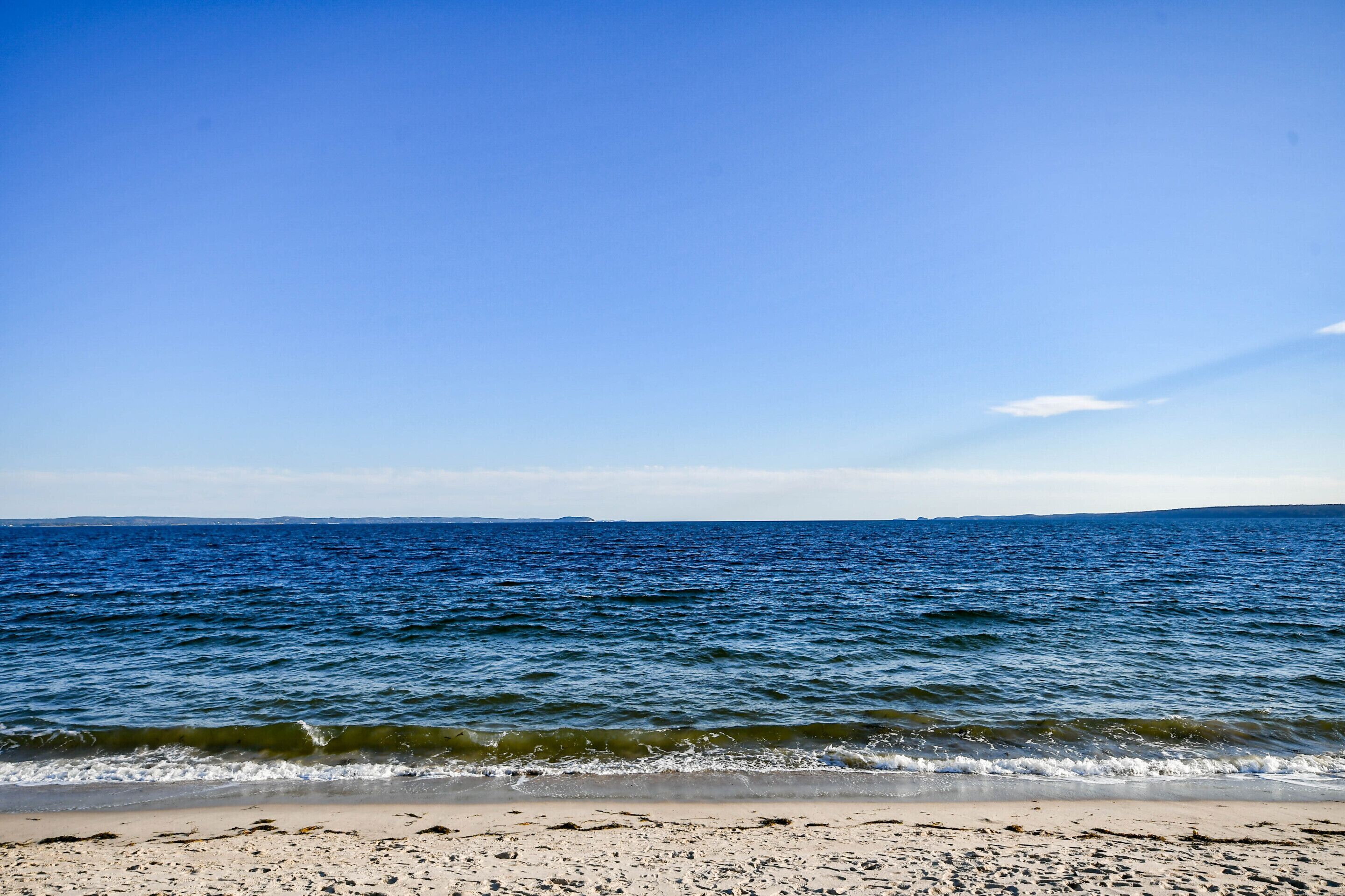 Pantai di sekitar dan pasir putih