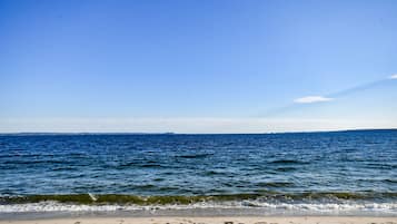 In Strandnähe, weißer Sandstrand