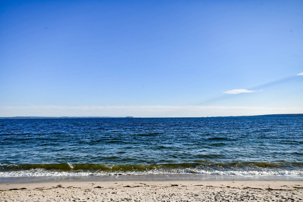 Pantai di sekitar dan pasir putih