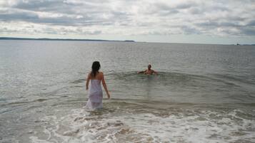 Una playa cerca, arena blanca