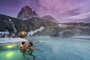 室内游泳池，室外游泳池，日光浴躺椅