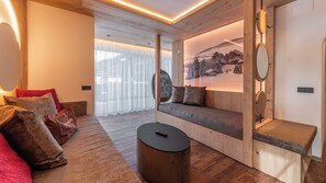 Phòng Suite Superior, 1 phòng ngủ | Khu phòng khách | TV màn hình phẳng, các kênh phim phải trả tiền