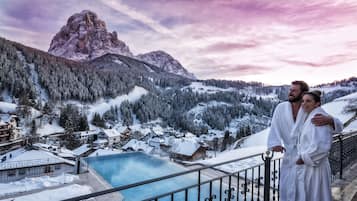 Alberca techada, alberca al aire libre y camastros