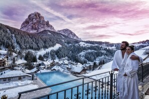 Indoor pool, outdoor pool, sun loungers - Hotel Interski (Santa Cristina Val Gardena)