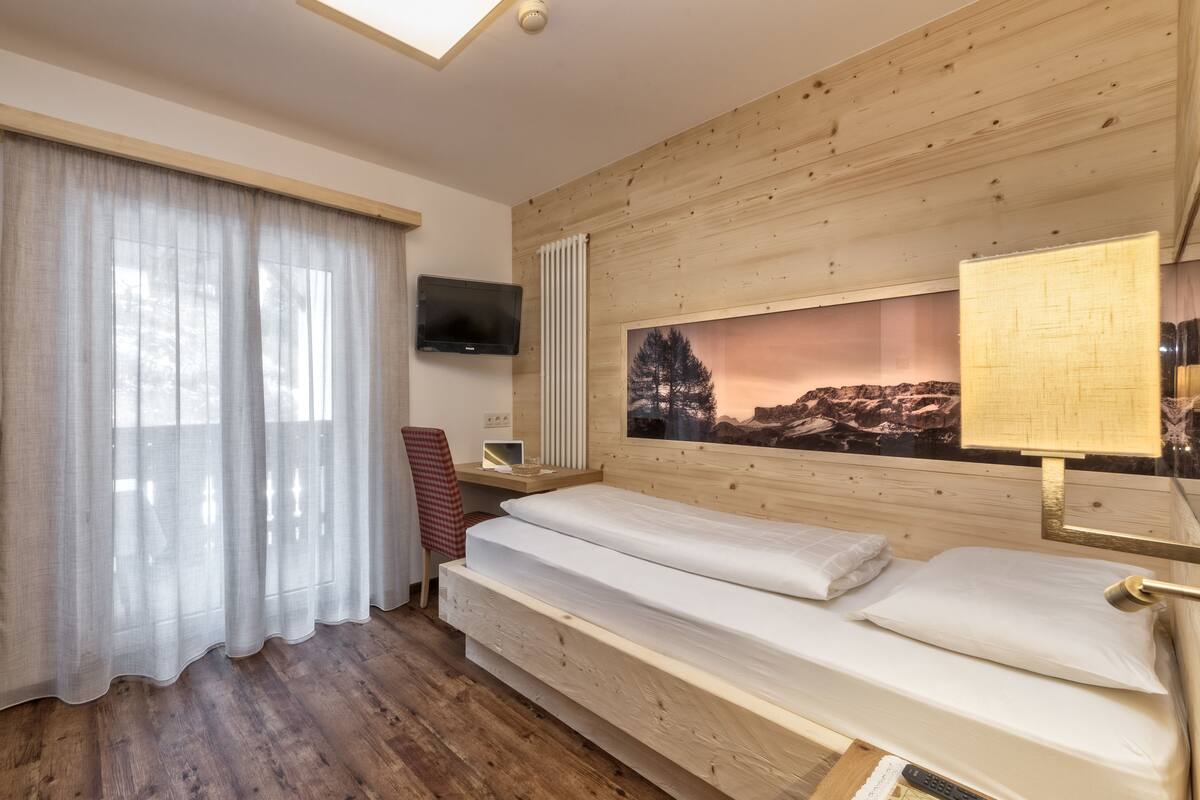 Habitación individual Confort | Ropa de cama de alta calidad y minibar