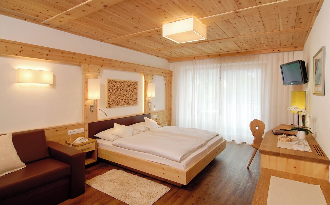 Kamar Double Klasik, pemandangan gunung | Seprai premium, minibar, brankas, dan meja kerja