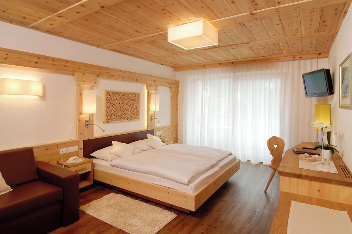 Habitación doble clásica, vista a la montaña | Ropa de cama de alta calidad y minibar