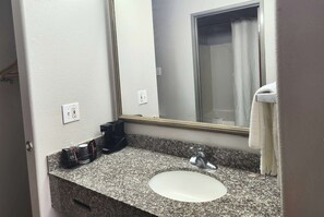 Duschwanne, kostenlose Toilettenartikel, Haartrockner, Handtücher