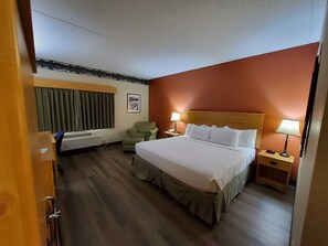 Värdeförvaringsskåp på rummet, skrivbord och strykjärn/strykbräda