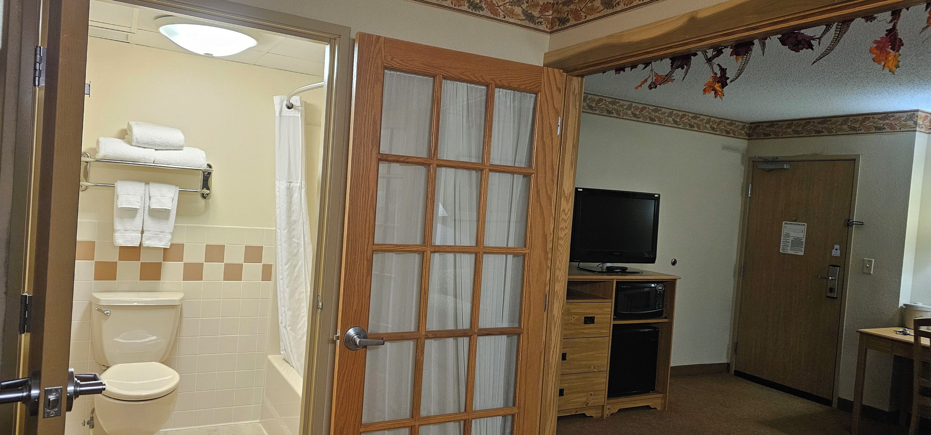 superior studio suite, 1 king bed, non smoking | bathroom | combined shower/bathtub, free toiletries, hair dryer, towels