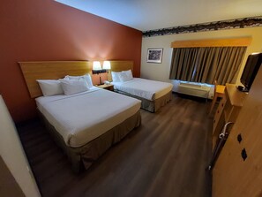 Habitación, 2 camas de matrimonio, no fumadores | Caja fuerte, escritorio, tabla de planchar con plancha y cunas gratuitas