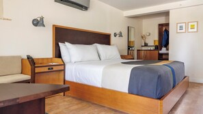 Room, 1 King Bed (King Room) | Premium bedding, minibar, in-room safe, laptop workspace