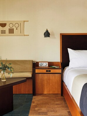 Bộ đồ giường cao cấp, minibar, két bảo mật tại phòng 