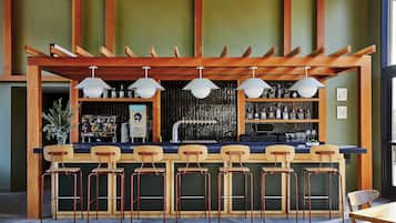 Garden views, serves breakfast, lunch, and dinner