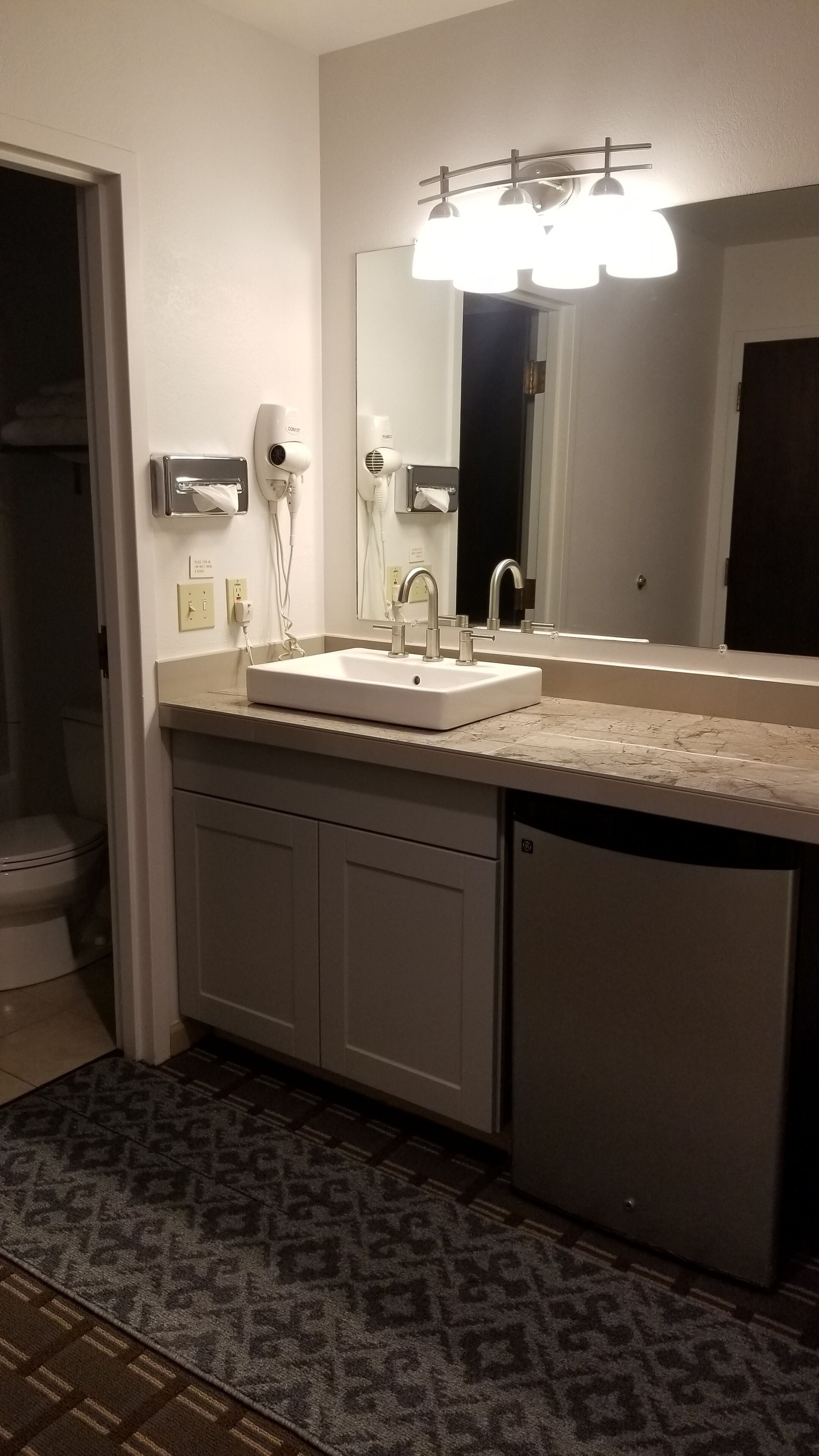 standard room, 1 queen bed | bathroom | combined shower/bathtub, towels