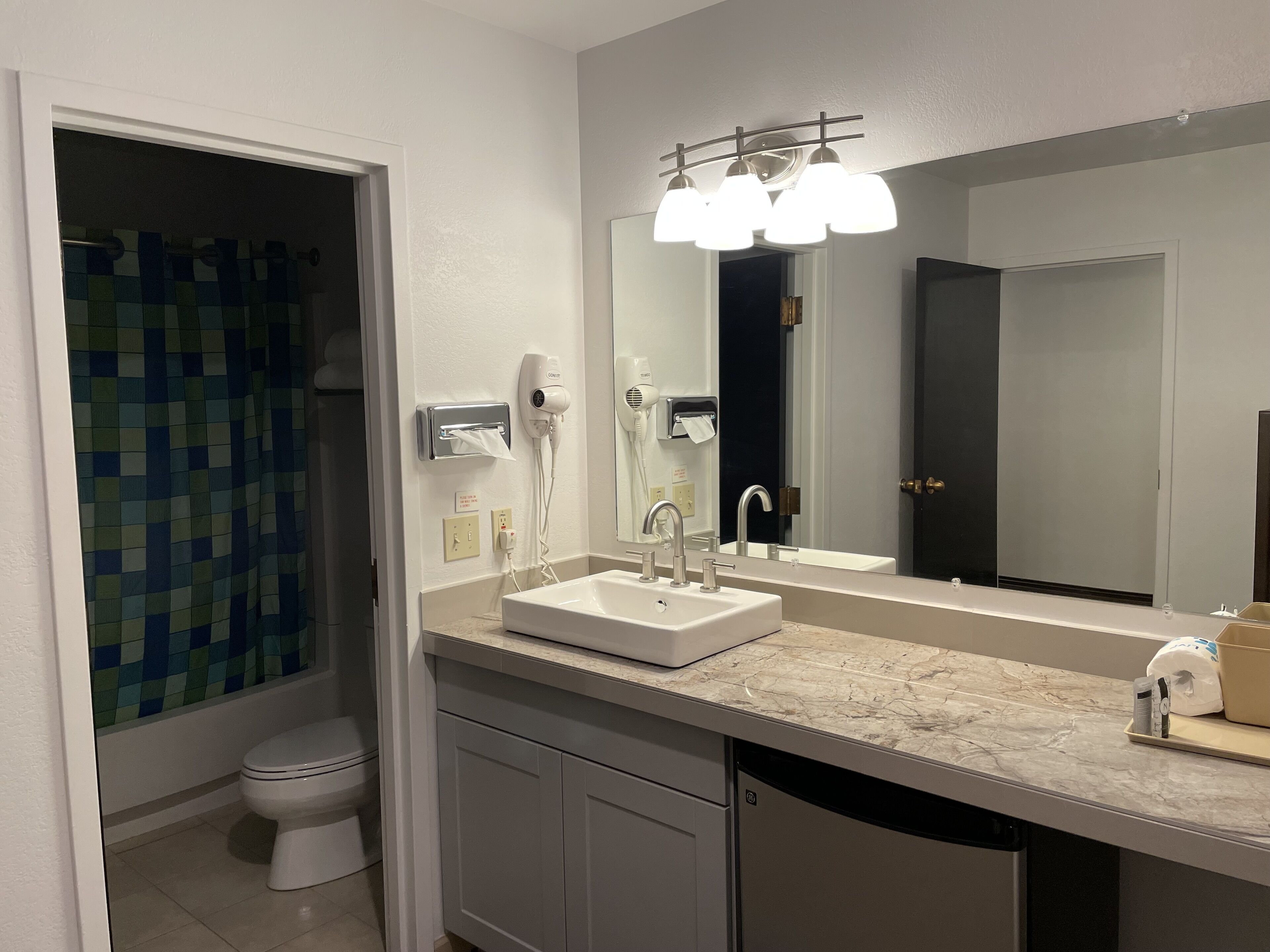 standard room, 1 queen bed | bathroom amenities | combined shower/bathtub, towels