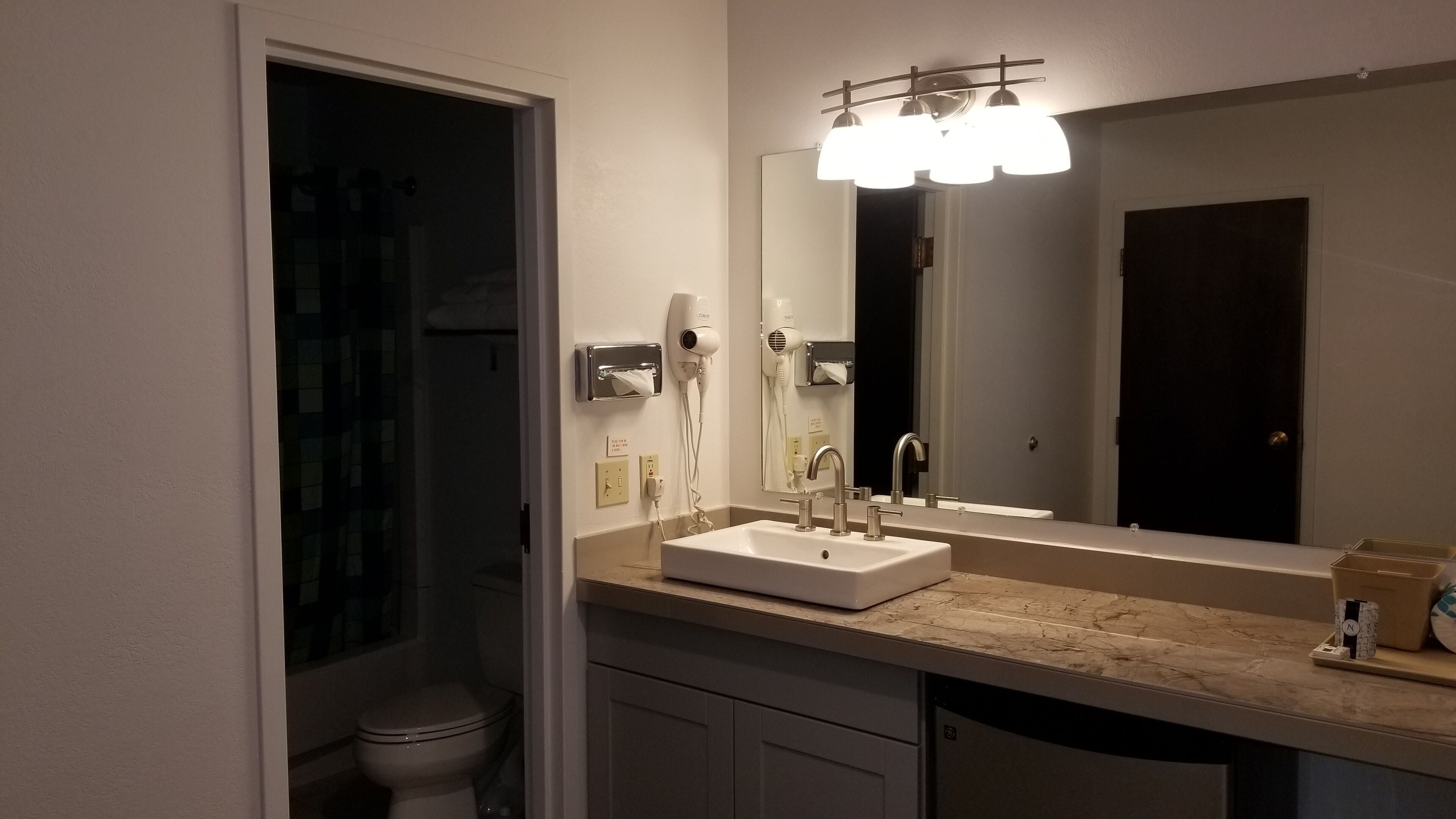 combined shower/bathtub, towels