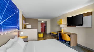 Suite, 1 Tempat Tidur King dengan tempat tidur Sofa, akses difabel, Bebas Asap Rokok | Seprai antialergi, meja kerja, dan ruang kerja ramah laptop